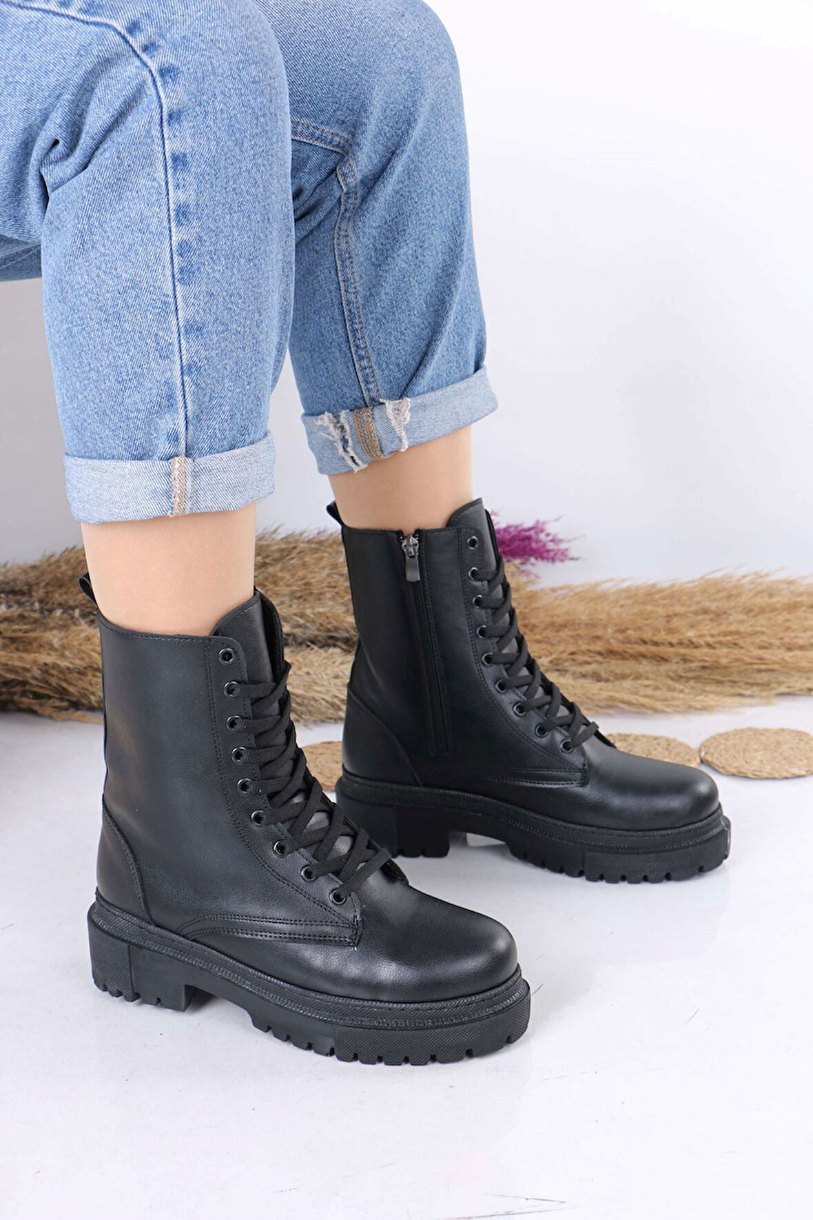 Justeen Siyah Mat Deri Bağcıklı Fermuarlı Kadın Postal Bot