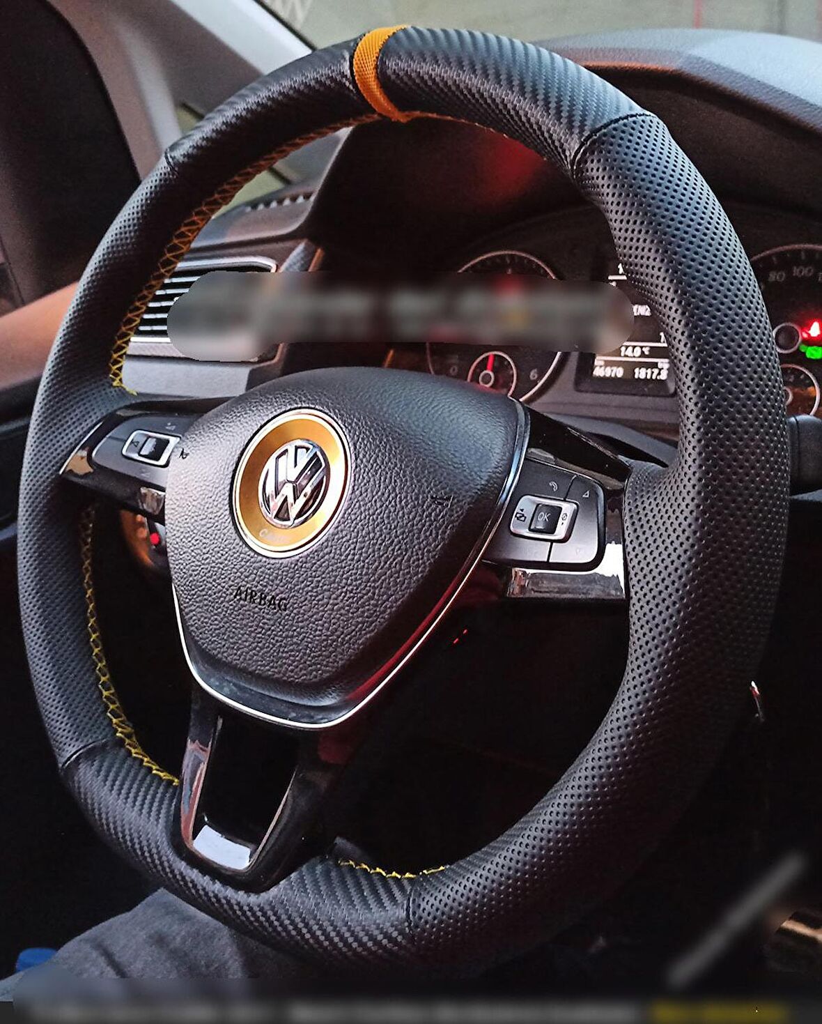 Volkswagen Caddy 2016 - 2019 Araca Özel Dikmeli Direksiyon Kılıfı (Nokta Karbon Sarı Yüzüklü)