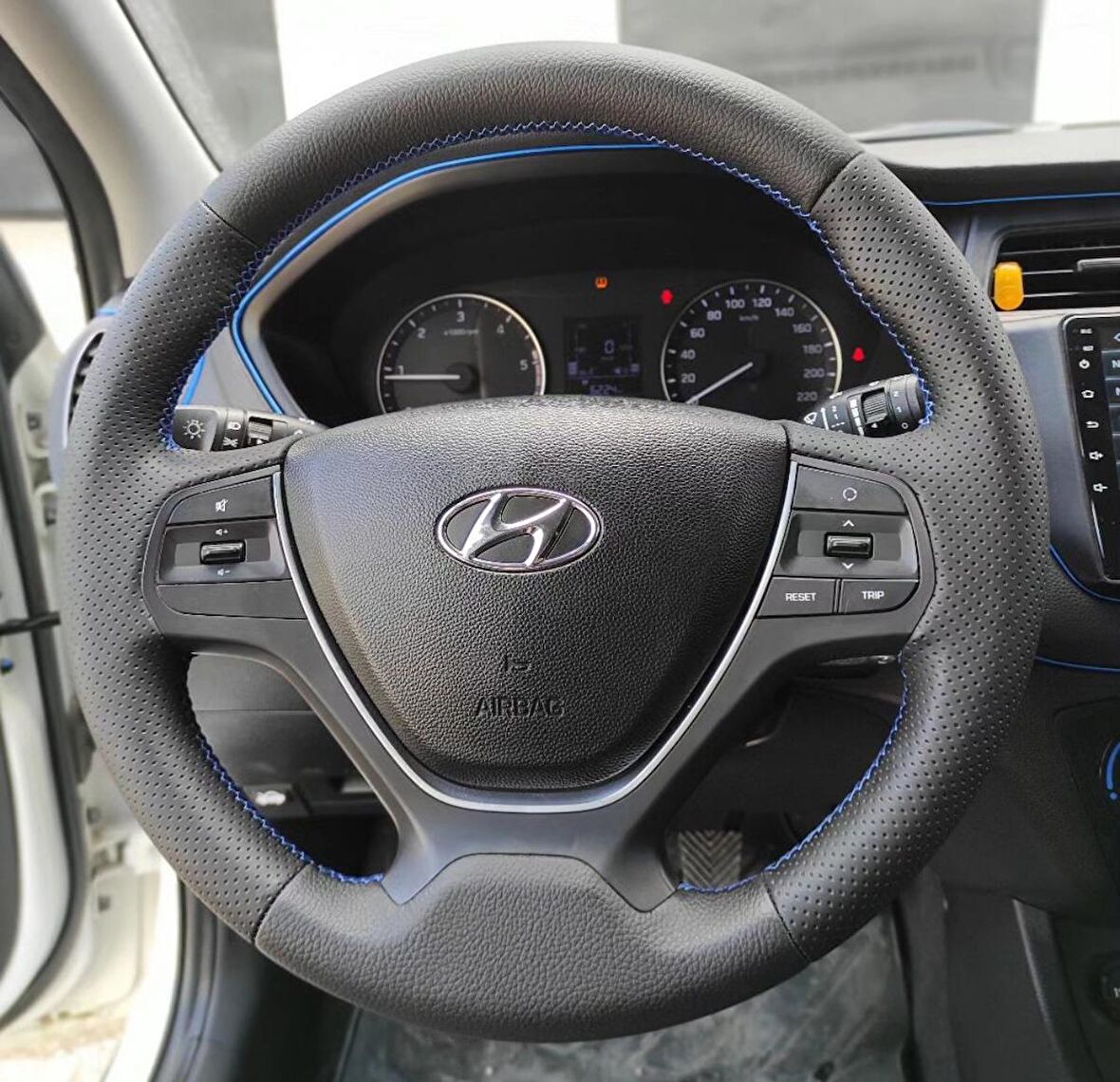 Hyundai İ20 Tam Uyumlu Direksiyon Kılıfı (Nokta Düz Mavi Dikişli)