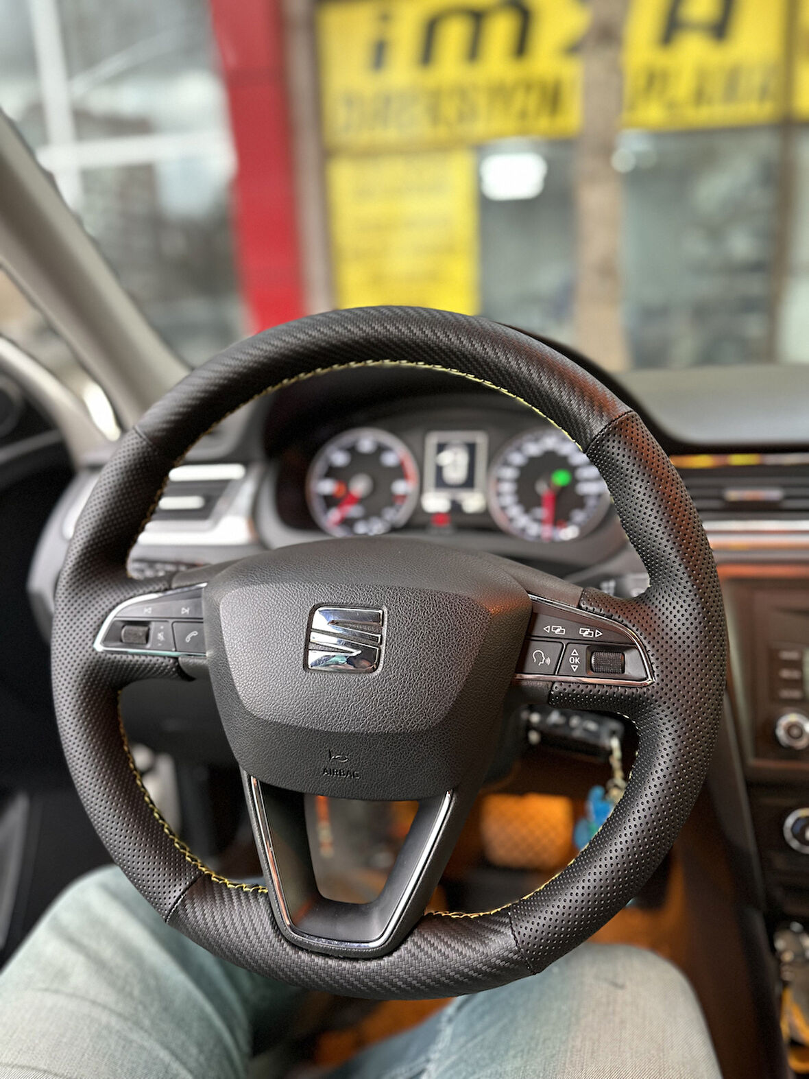 Seat Leon 2017 Uyumlu Araca Özel Direksiyon Kılıfı (Noktalı Karbon Sarı Dikişli)