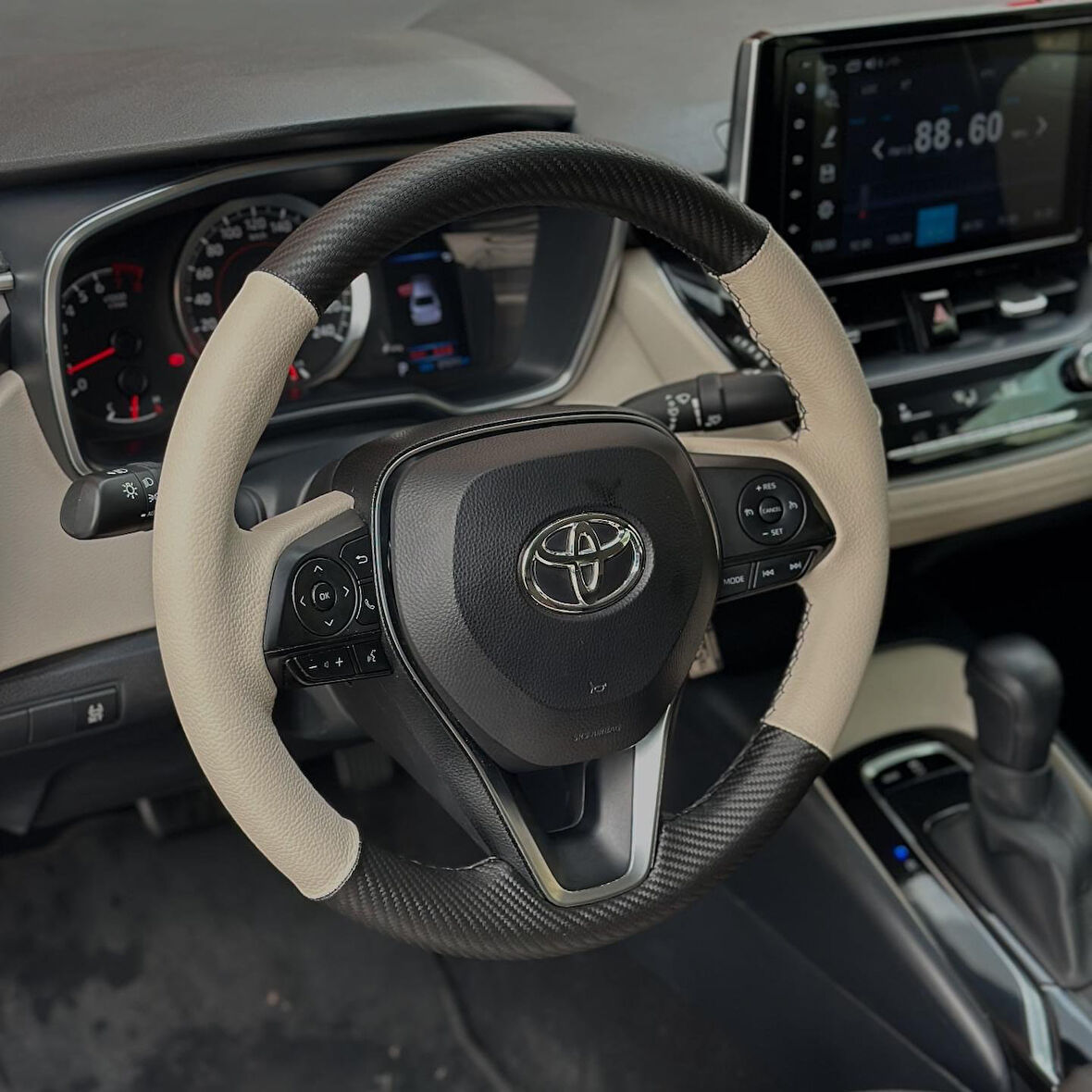 Toyota Corolla 2020-2024 Araca Özel Direksiyon Kılıfı (BEJ KARBON SİYAH İP)