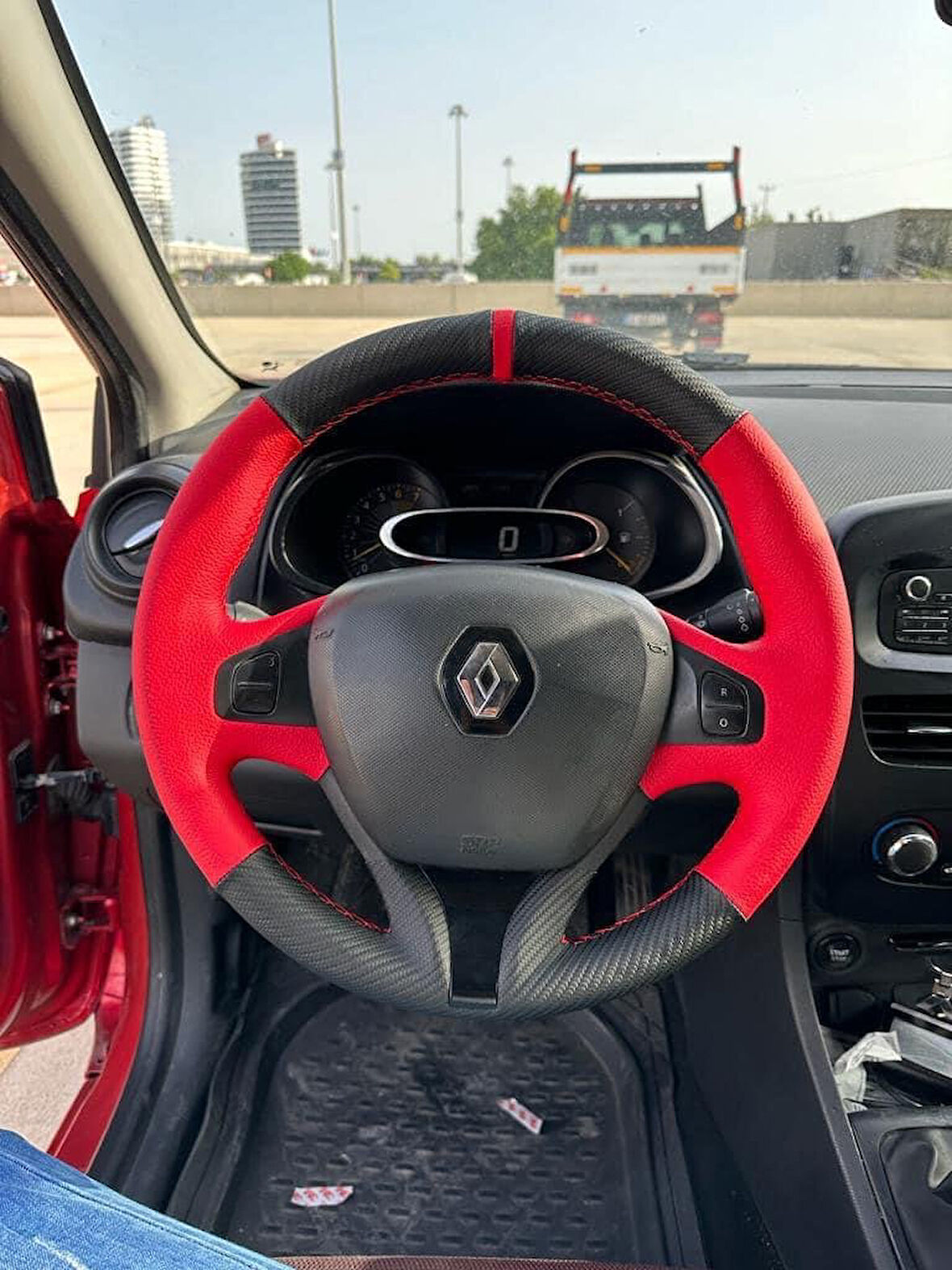 Clio 4 Faz 1 2014-2017 Araca Özel Direksiyon Kılıfı (ARACINIZIN DİREKSİYONUYLA TEYİT EDİNİZ)