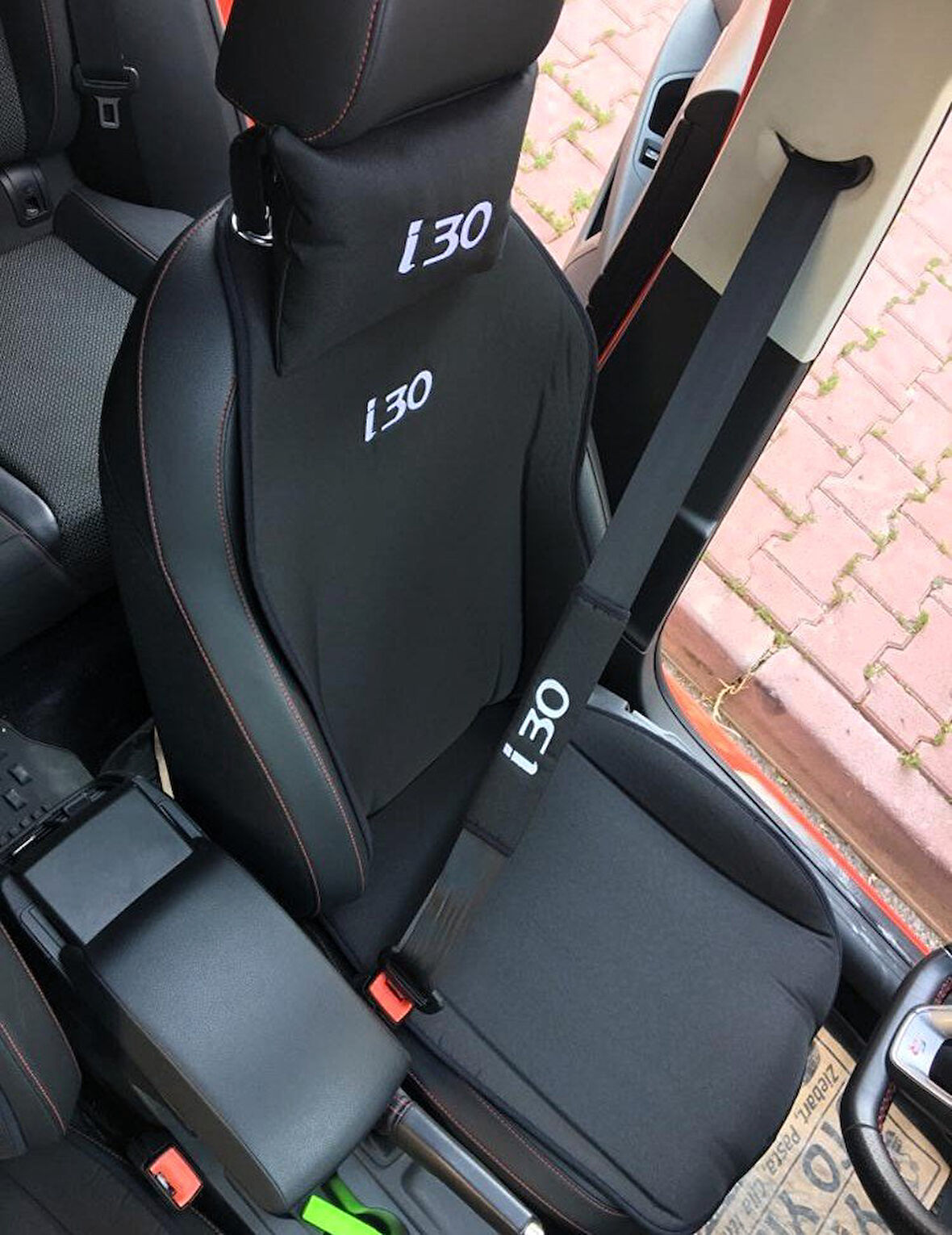 HYUNDAİ İ30 Nakışlı Ön İkili Oto Koltuk Minderi 2 Adet Boyun Yastığı 2 Adet Kemer Pedi SİYAH 