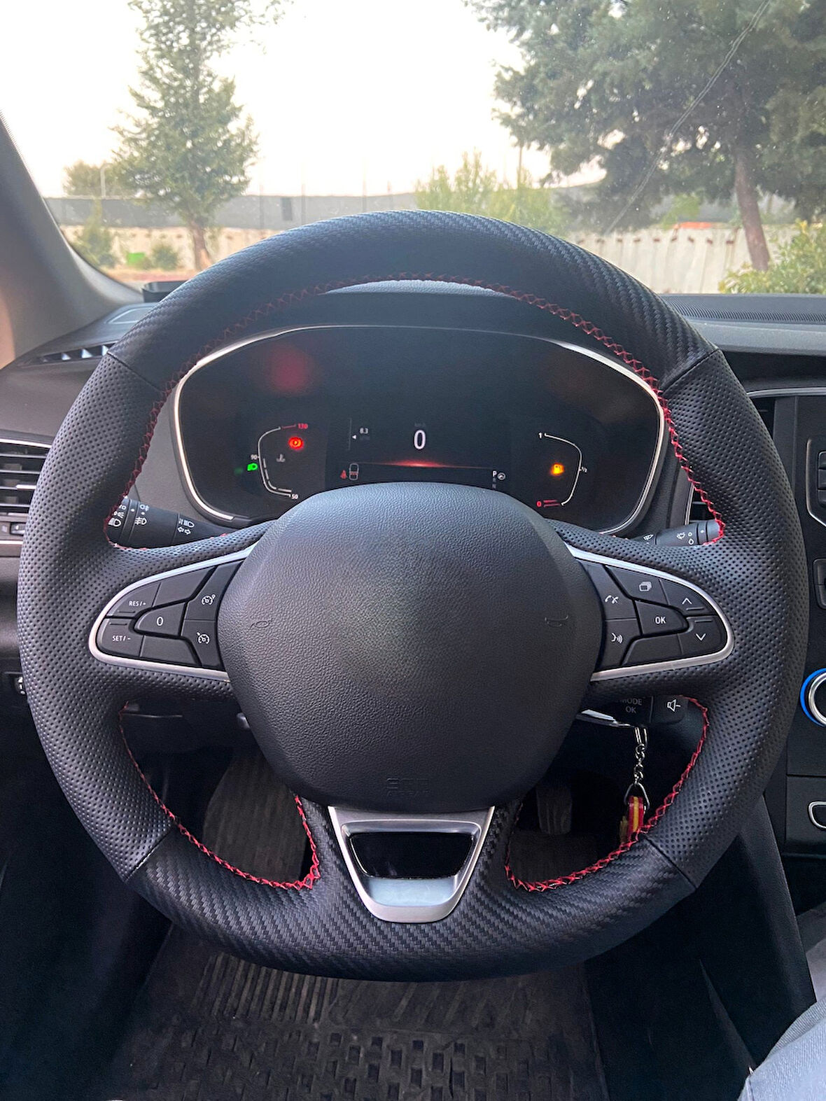 Megane 4 İcon Araca Özel Direksiyon Kılıfı (Nokta Karbon Kırmızı İp)