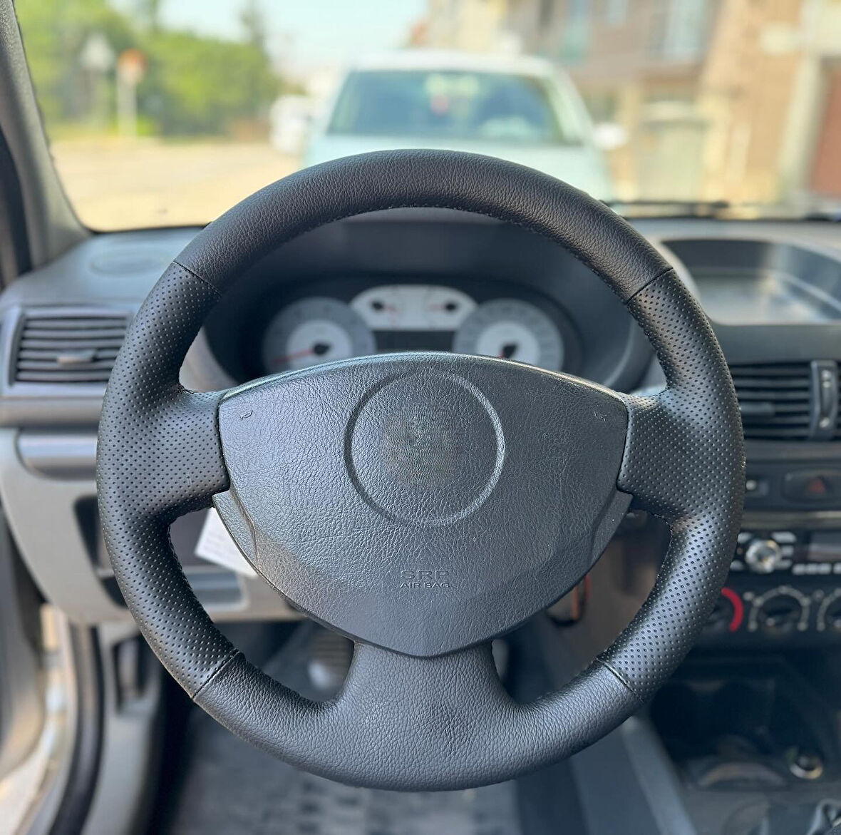 Clio 2 Araca Özel Direksiyon Kılıfı (NOKTA DÜZ)