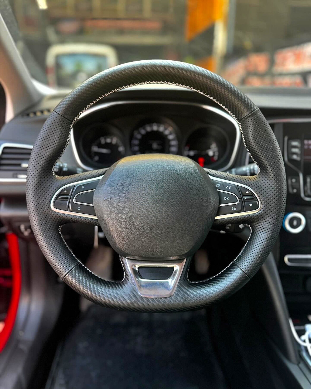 Megane 4 İcon Araca Özel Direksiyon Kılıfı (SOFT NOKTA KARBON KREM İP)