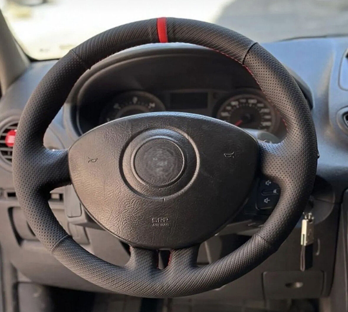 Clio 3 Araca Özel Direksiyon Kılıfı (Nokta Karbon Kırmızı Yüzük )