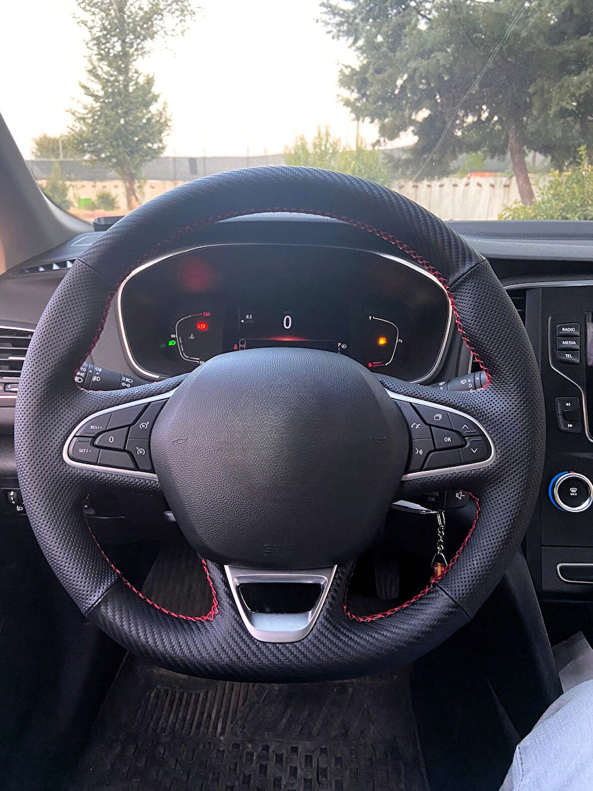 Megane 4 İcon Araca Özel Direksiyon Kılıfı (Nokta Karbon Kırmızı İp)