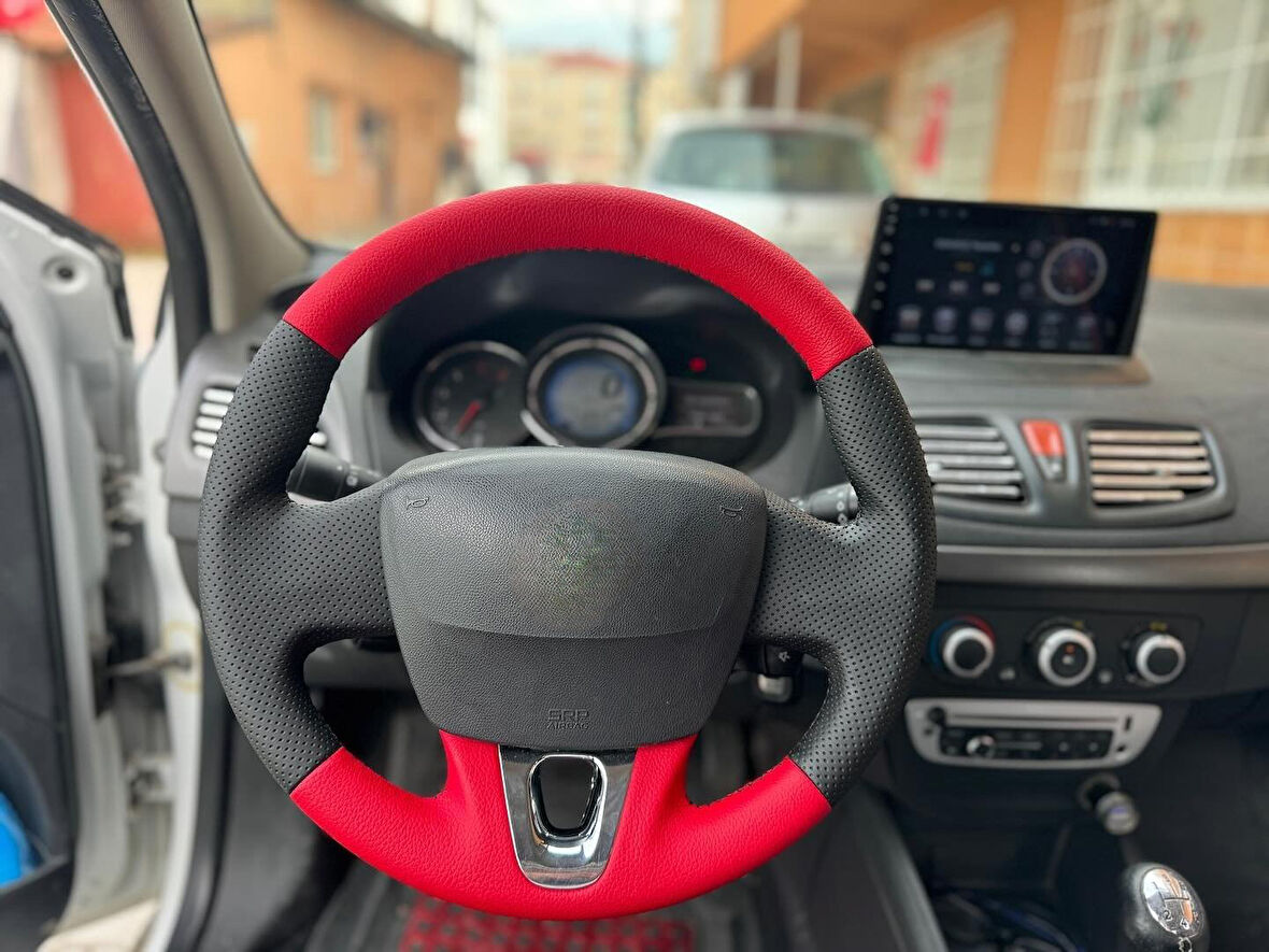 Fluence Tuşsuz Araca Özel Direksiyon Kılıfı (KIRMIZI NOKTA)