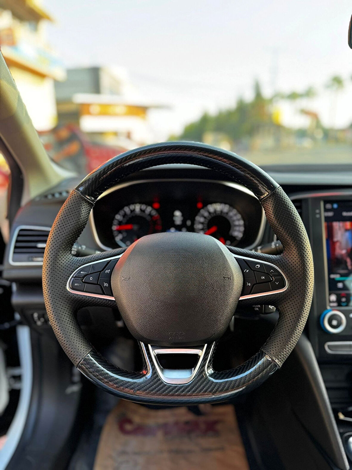 Megane 4 Araca Tam Uyumlu Dikmeli Direksiyon Kılıfı (5D Kristal Karbon Soft Nokta)