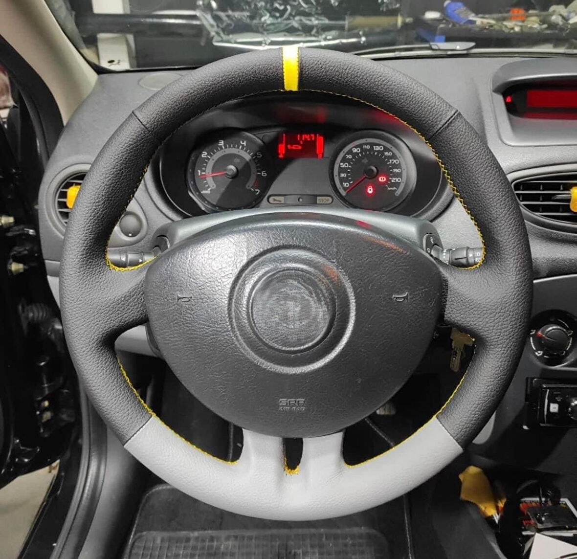 Clio 3 Araca Özel Direksiyon Kılıfı (DÜZ GRİ SARI YÜZÜKLÜ)