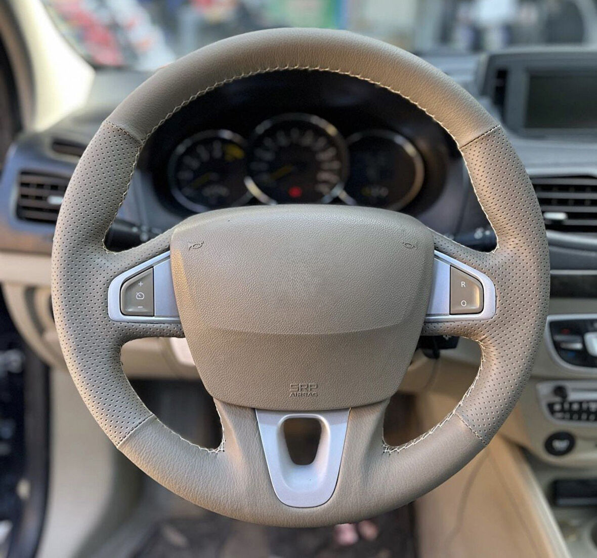 Megane 3 Fluance Araca Özel Direksiyon Kılıfı (Airbeg Kapağındaki Renk Birebirdir)