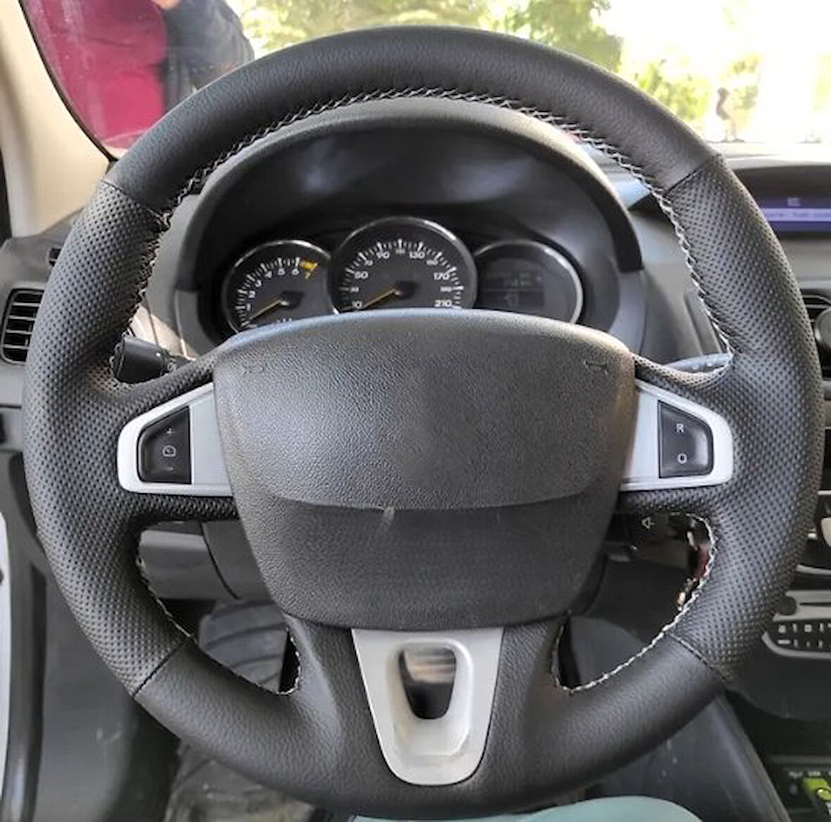 Megane 3 Araca Özel Direksiyon Kılıfı Derisi Olan Araçlara Uyumludur