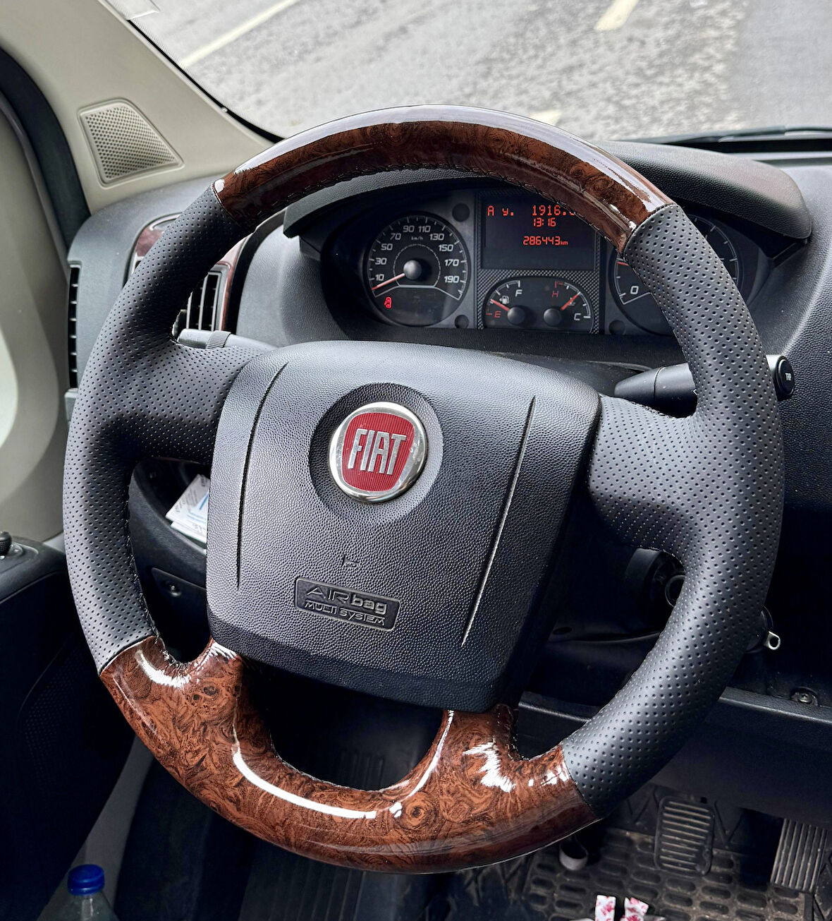 Fiat Ducota Araca Özgü Dikmeli Direksiyon Kılıfı Nokta Ahşap Siyah İpli