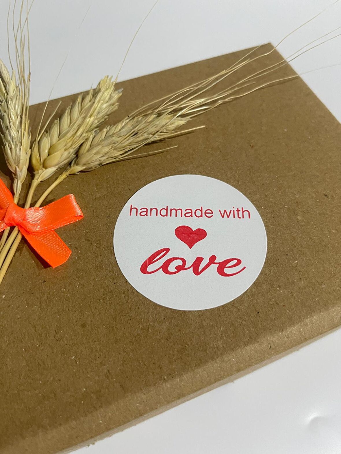 Handmade With Love Ortası Kalpli Kırmızı Yazı Yuvarlak Yapışkanlı Etiket 5x5 cm 100 adet