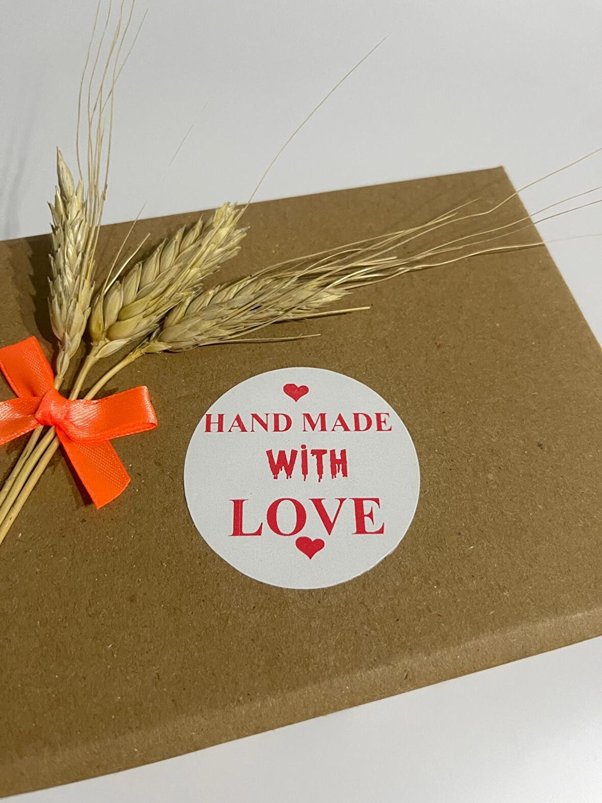HandeMade With Love üst ve alt kalpli Kırmızı Yazı Yuvarlak Yapışkanlı Etiket 4x4 cm 120 adet