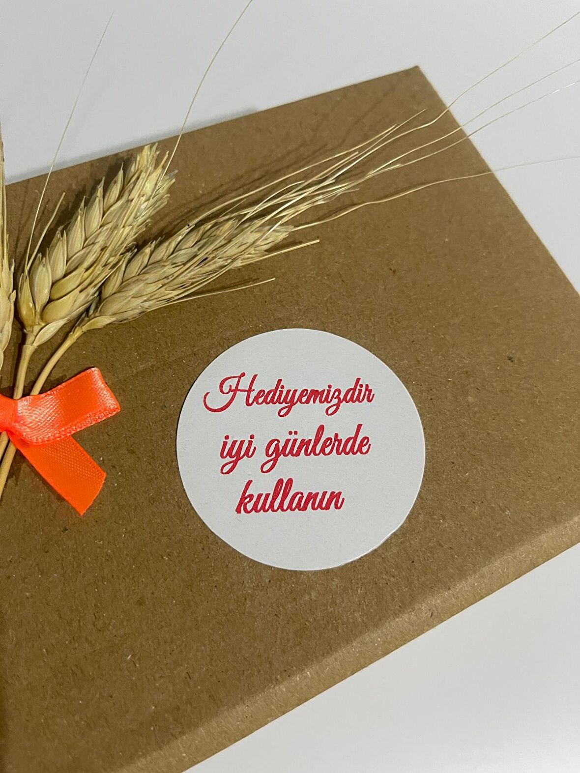 Hediyemizdir İyi Günlerde Kullanın Kırmızı Yazılı Yuvarlak Yapışkanlı Etiket 5x5 cm 100 adet