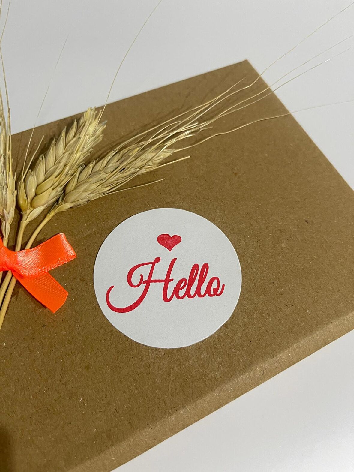 Hello Yazılı Kalpli Kırmızı Yazılı Yuvarlak Yapışkanlı Etiket 4x4 cm 120 adet