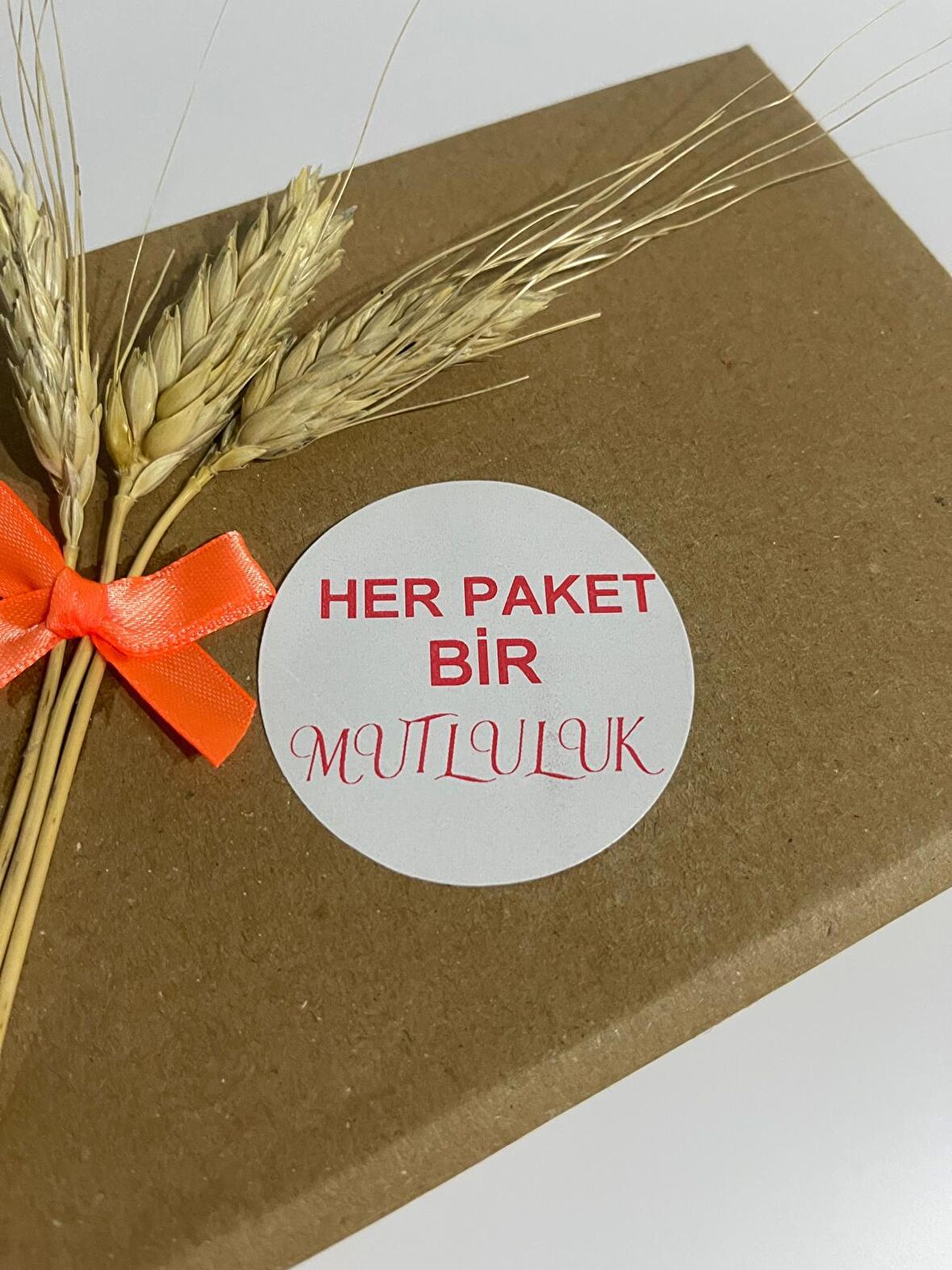 Her Paket Bir Mutluluk Kırmızı Yazılı Yuvarlak Yapışkanlı Etiket 4x4 cm 120 adet