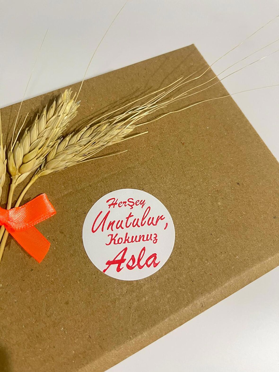 Herşey Unutulur Kokunuz Asla Kırmızı Yazılı Yuvarlak Yapışkanlı Etiket 5x5 cm 100 adet