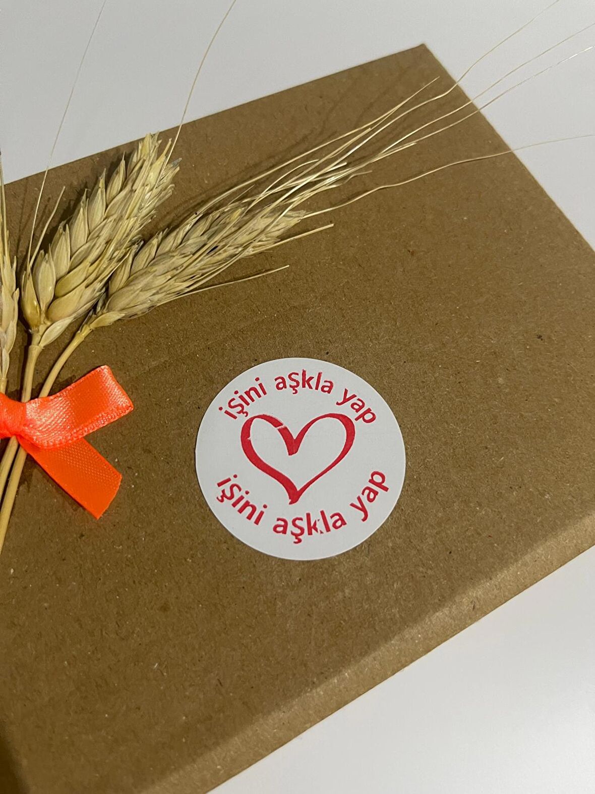 İşini Aşkla Yap Ortası Kalpli Kırmızı Yazılı Yuvarlak Yapışkanlı Etiket 5x5 cm 100 adet