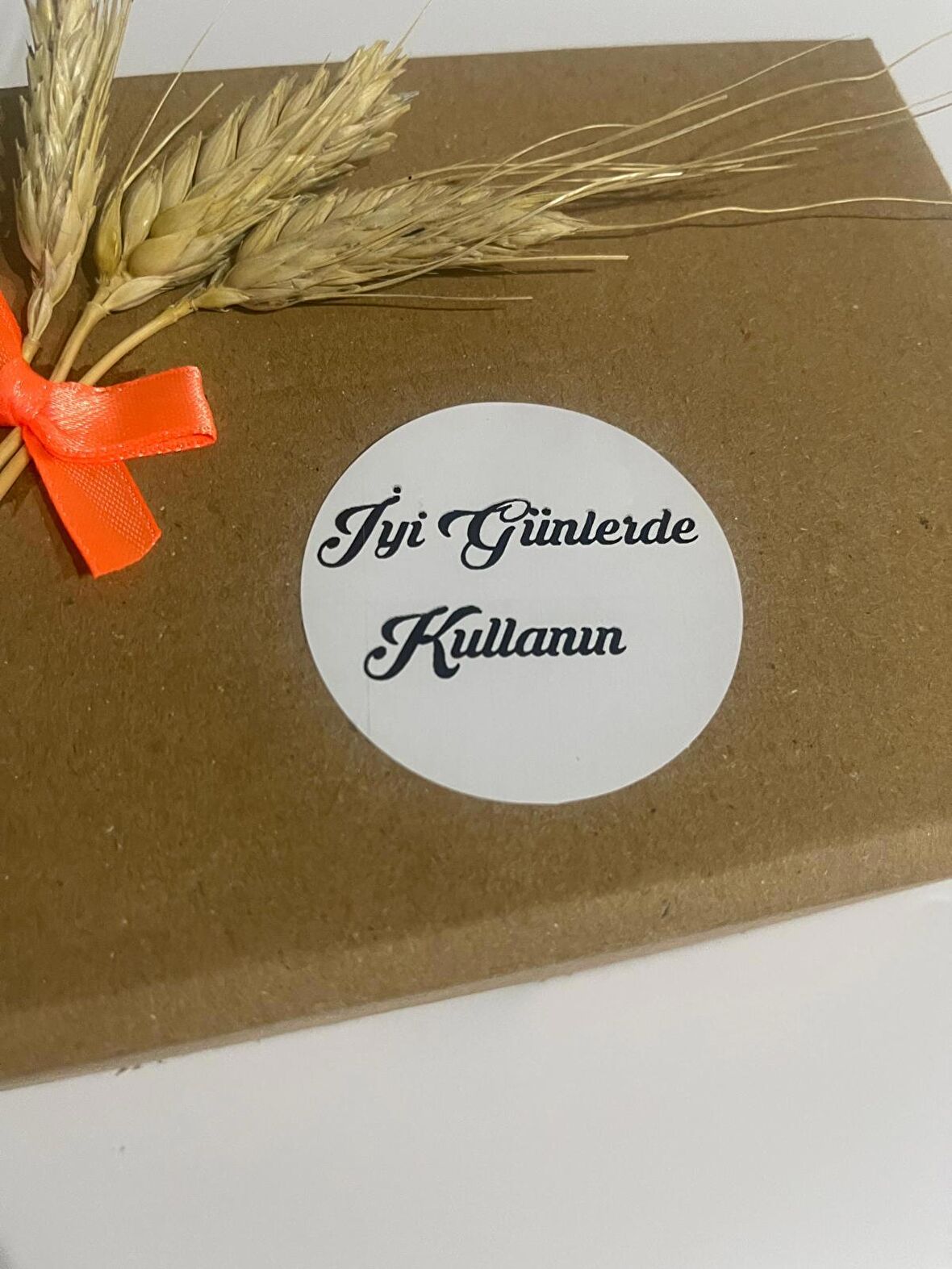 İyi Günlerde Kullanın Siyah El Yazılı Yuvarlak Yapışkanlı Etiket 4x4 cm 120 adet