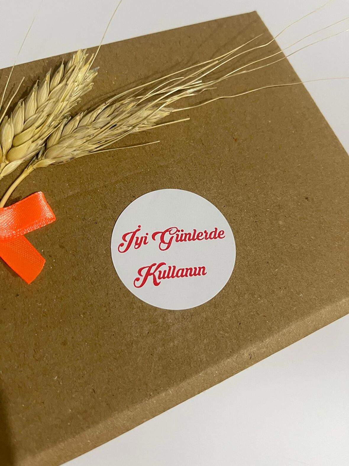 İyi Günlerde Kullanın Kırmızı El Yazılı Yuvarlak Yapışkanlı Etiket 5x5 cm 100 adet