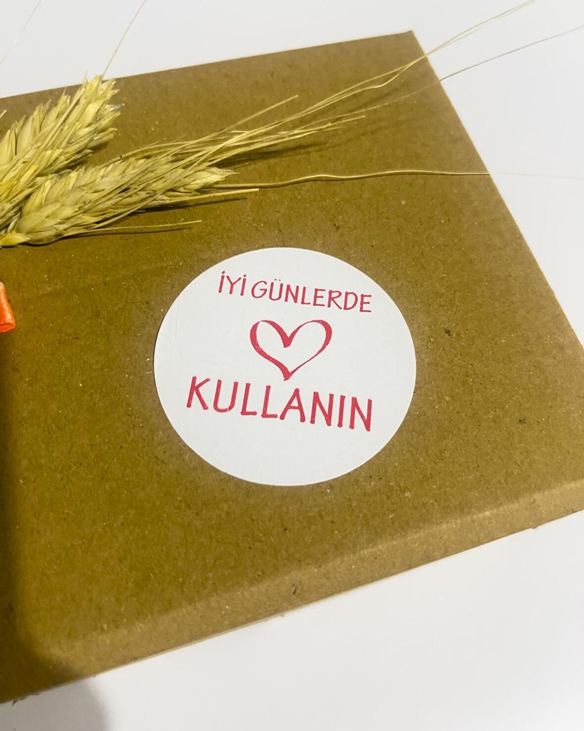 İyi Günlerde Kullanın Kırmızı Yazılı Ortası Kalpli Yuvarlak Yapışkanlı Etiket 4x4 cm 120 adet