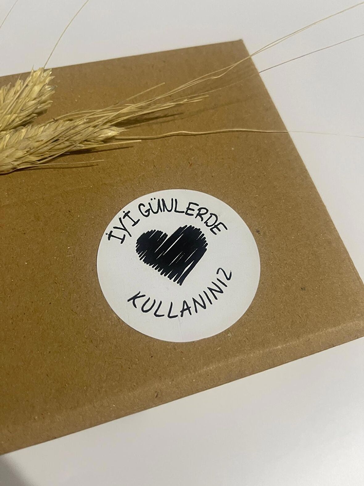 İyi Günlerde Kullanın Siyah Yazılı Ortası Çizim Kalpli Yuvarlak Yapışkanlı Etiket 4x4 cm 120 adet