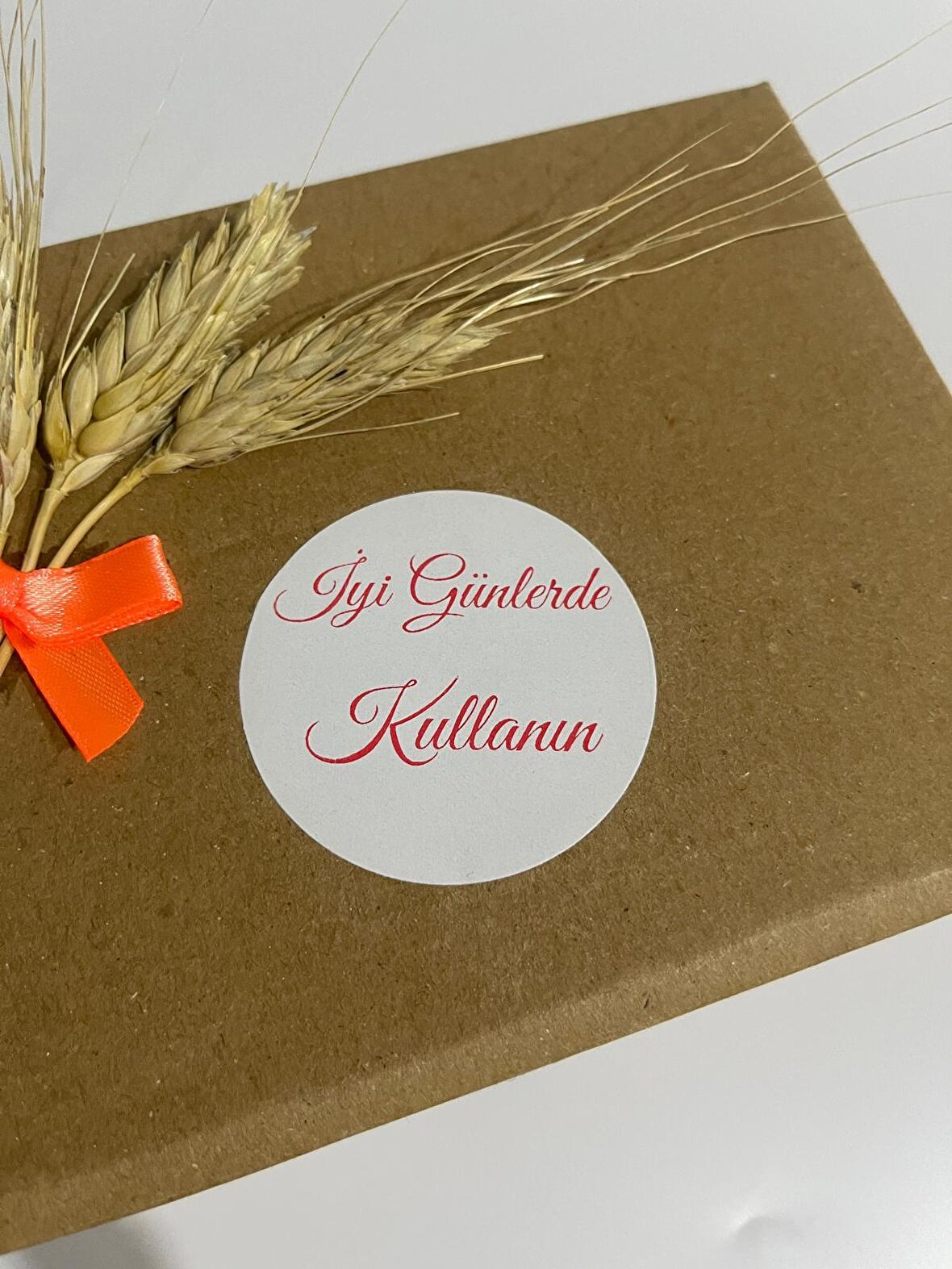 İyi Günlerde Kullanın Kırmızı El Yazılı Yuvarlak Yapışkanlı Etiket 4x4 cm 120 adet