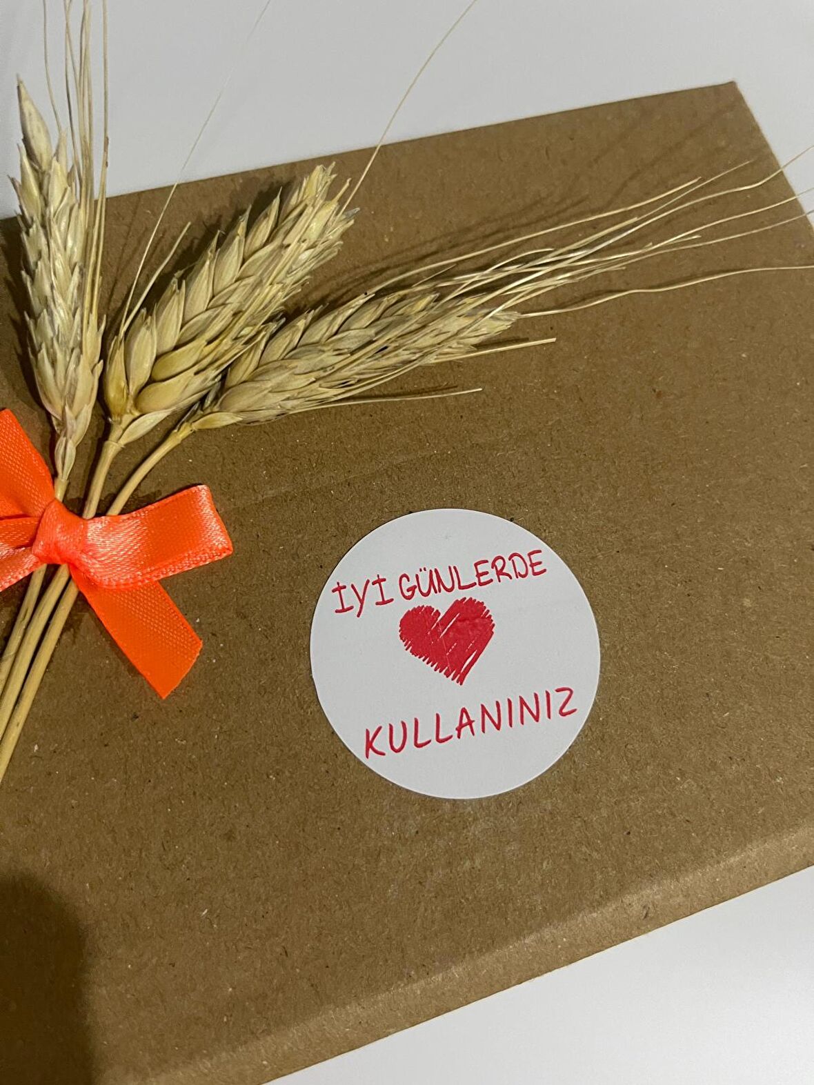 İyi Günlerde Kullanınız Kırmızı Yazılı Kalpli Yuvarlak Etiket 5x5 cm 100 adet