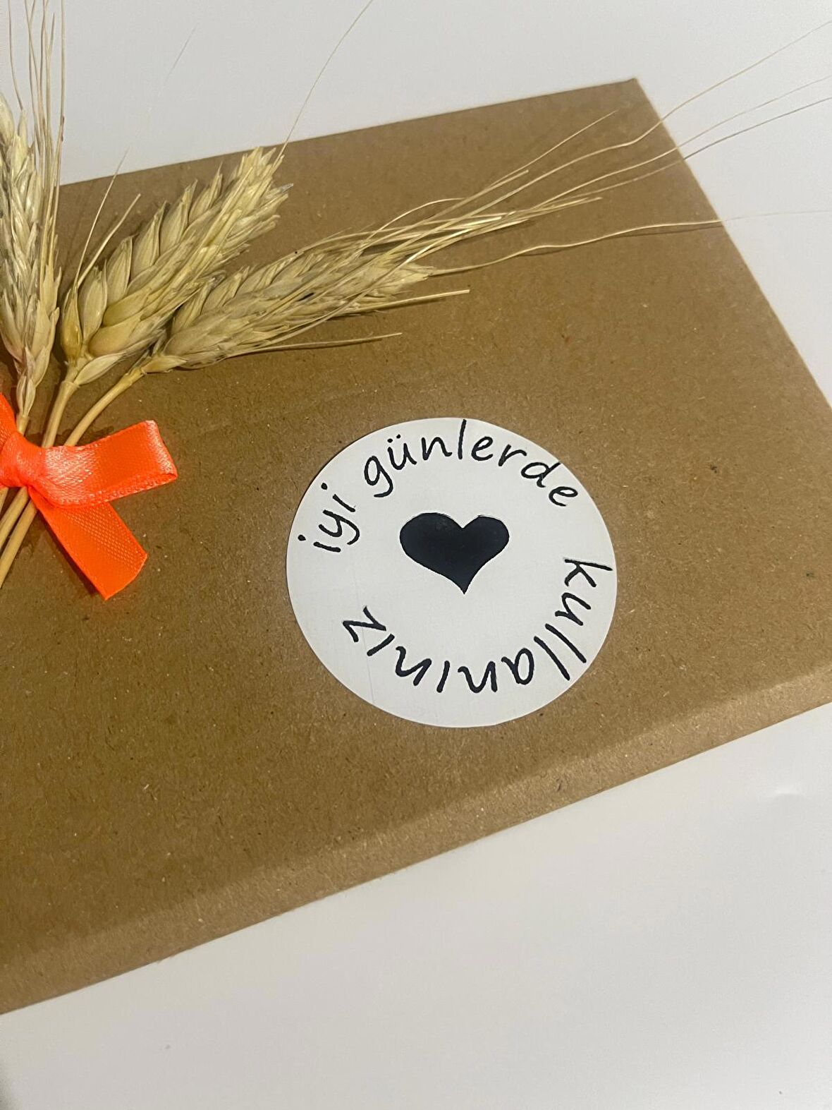 İyi Günlerde Kullanınız Siyah Yazılı Ortası Kalpli Yuvarlak Yapışkanlı Etiket 4x4 cm 120 adet