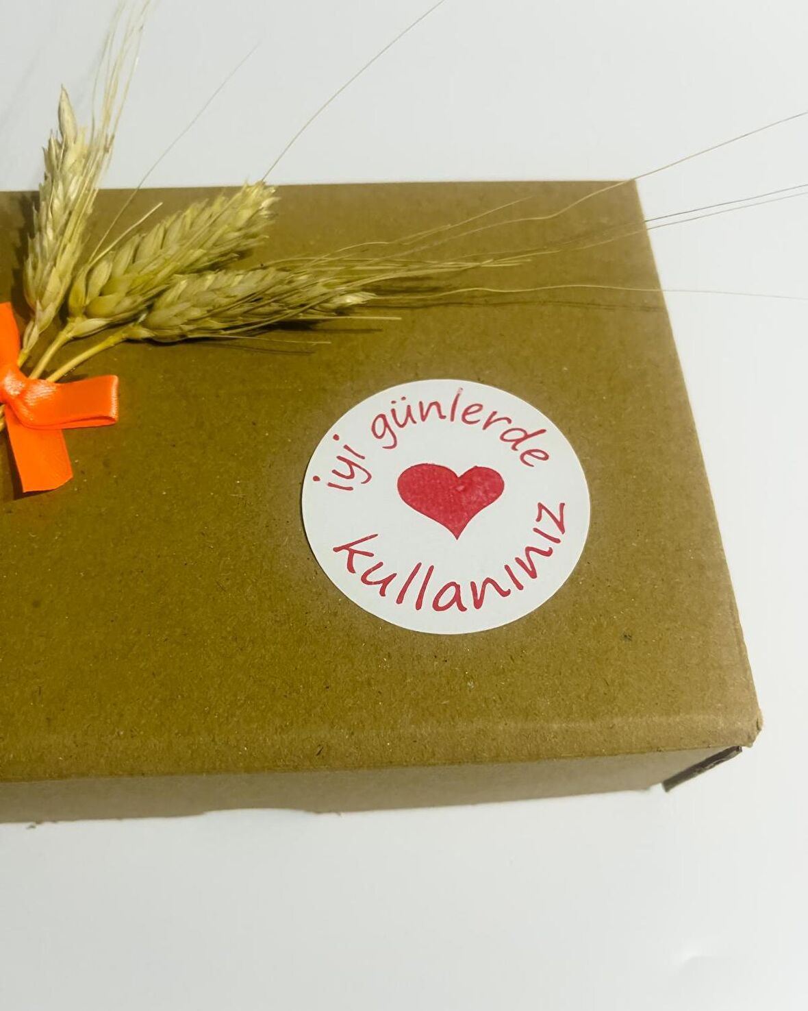 İyi Günlerde Kullanınız Kırmızı Yazılı Ortası Kalpli Yuvarlak Yapışkanlı Etiket 5x5 cm 100 adet