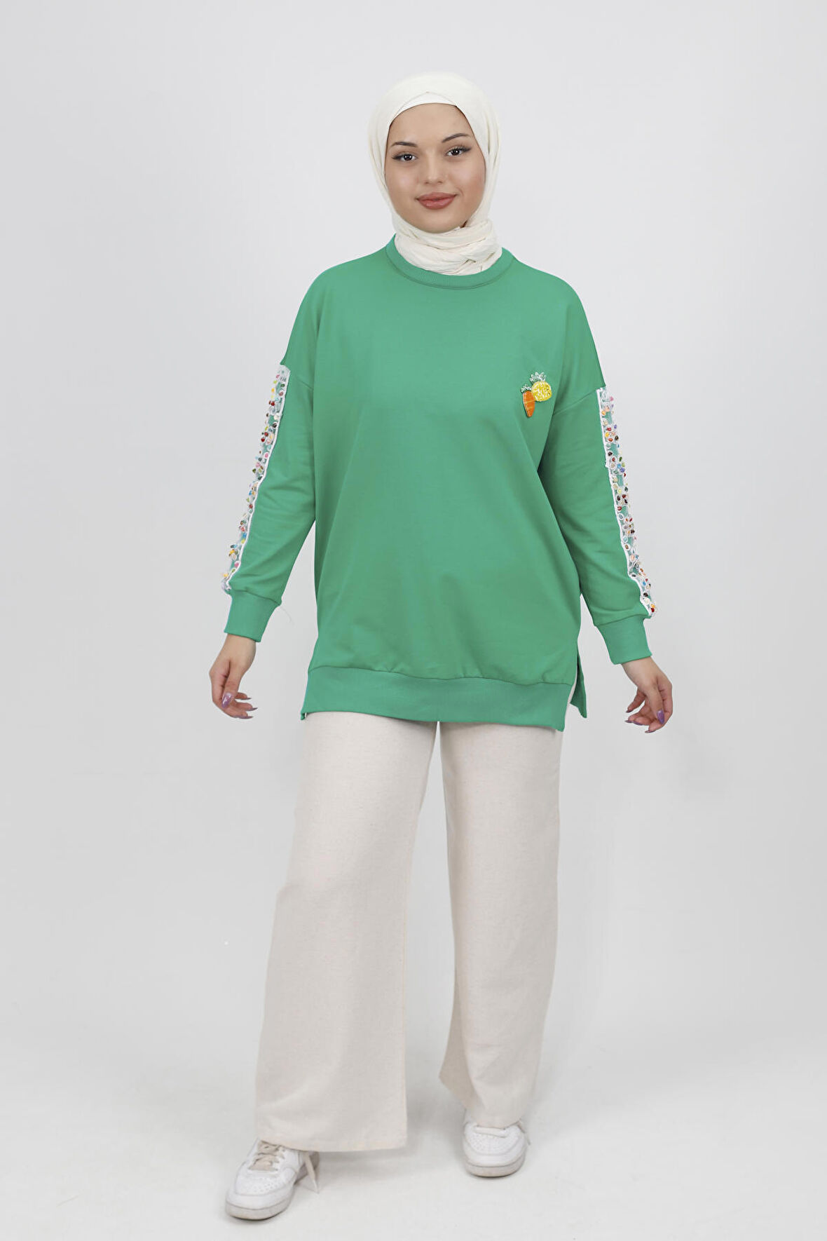 Kolları Nakış Detaylı 2 İplik Kumaş Sweatshirt