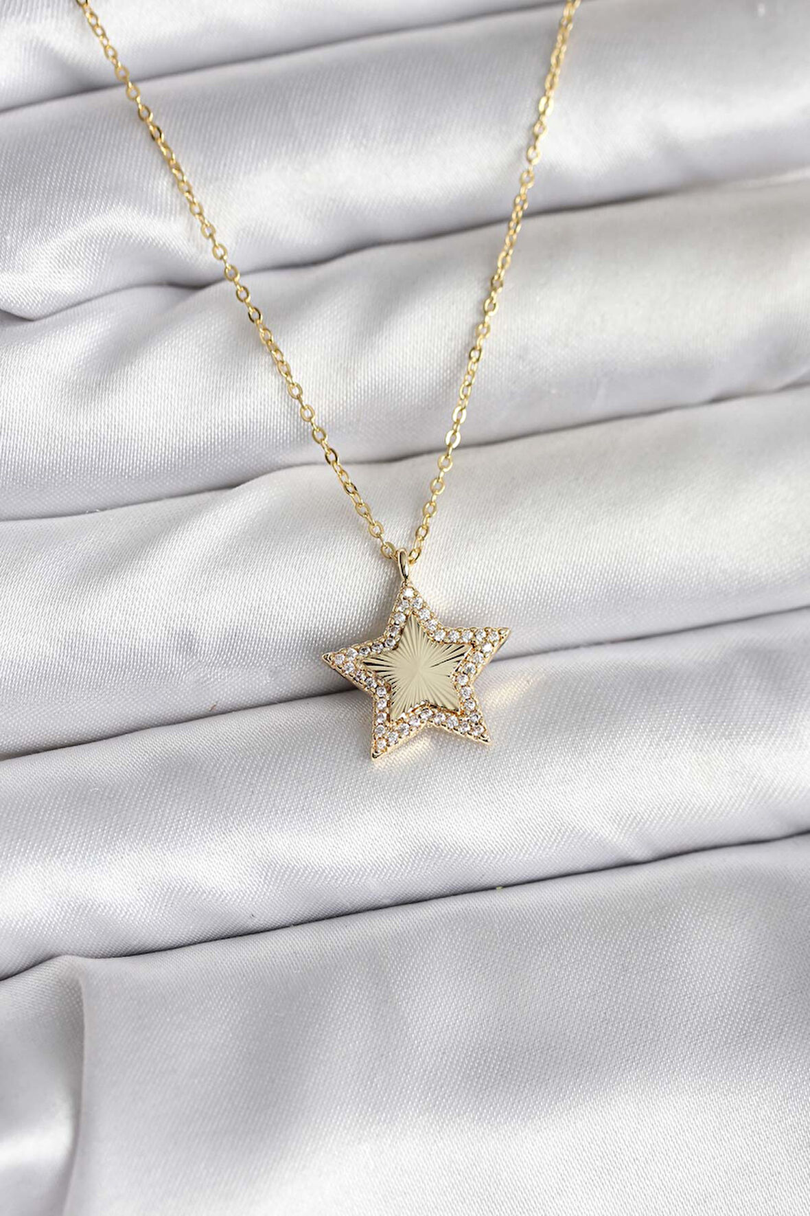 Pirinç Gold Renk Zincirli Yıldızlı Model Kadın Kolye