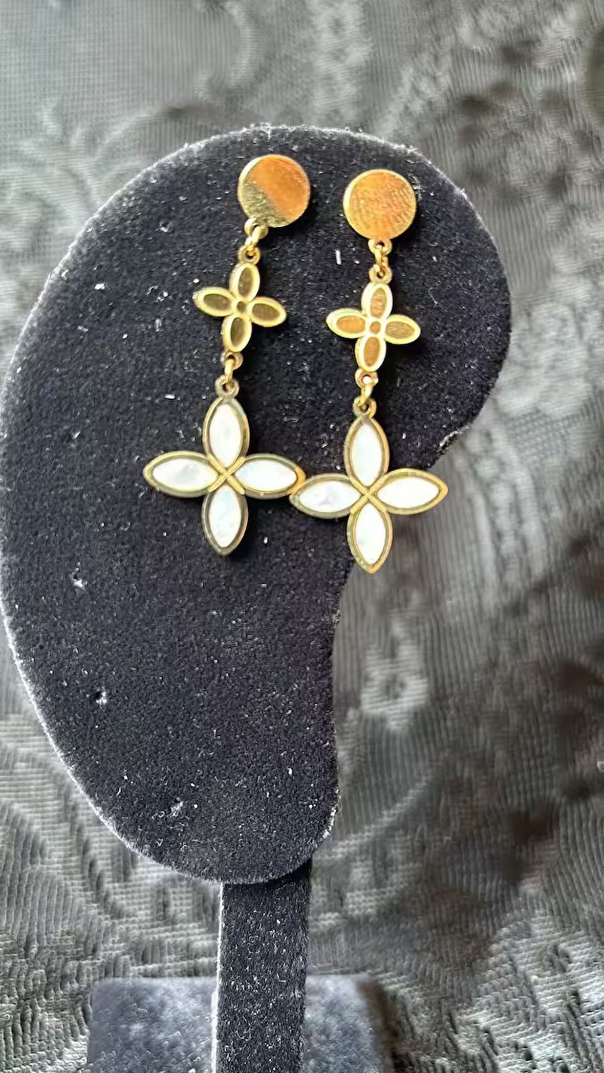 YAPRAK DESENLİ BEYEZ ÇELİK KÜPE