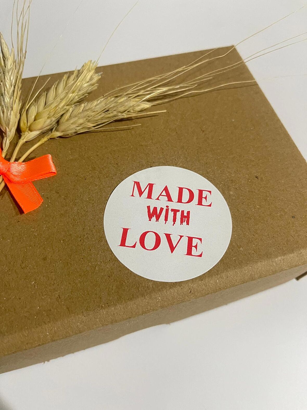 Made With Love Beyaz Etiket Kırmızı Yazı Yuvarlak Yapışkanlı Etiket 3x3 cm 150 adet