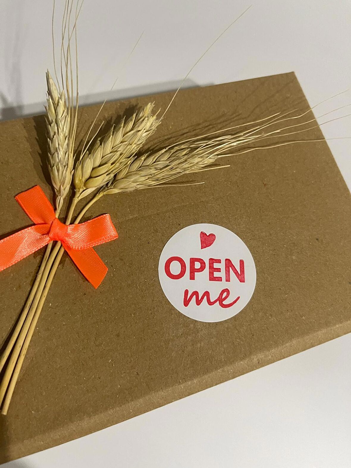 Open Me Kalpli Kırmızı Yazı Yuvarlak Yapışkanlı Etiket 5x5 cm 100 adet