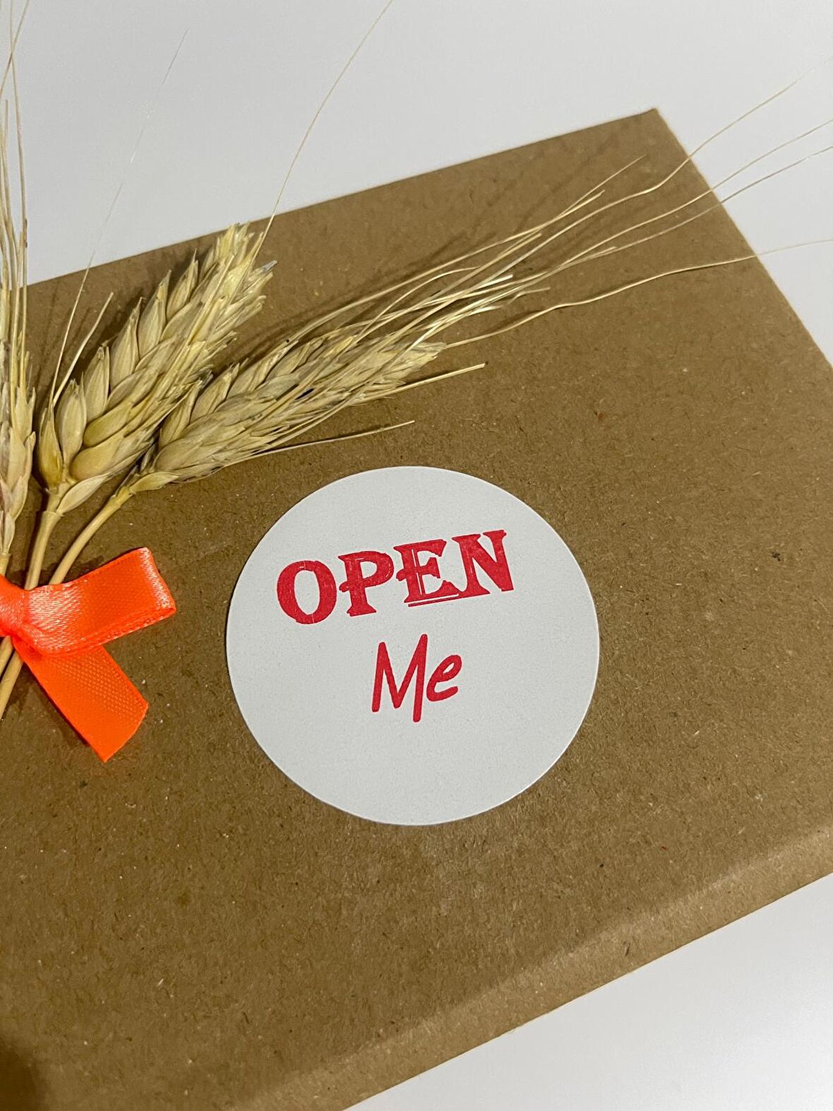 Open Me  Kırmızı Yazı Yuvarlak Yapışkanlı Etiket 5x5 cm 100 adet