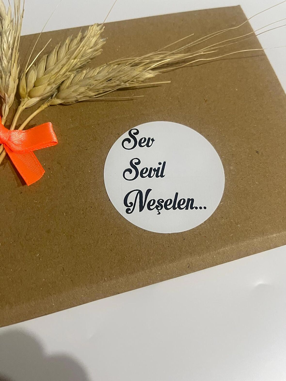 Sev Sevil Neşelen Siyah Yazılı Yuvarlak Yapışkanlı Etiket 4x4 cm 120 adet