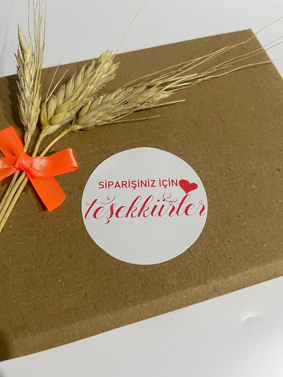 Siparişiniz İçin Teşekkürler Kırmızı Yazı Kalpli Yuvarlak Yapışkanlı Etiket 3x3 cm 150 adet