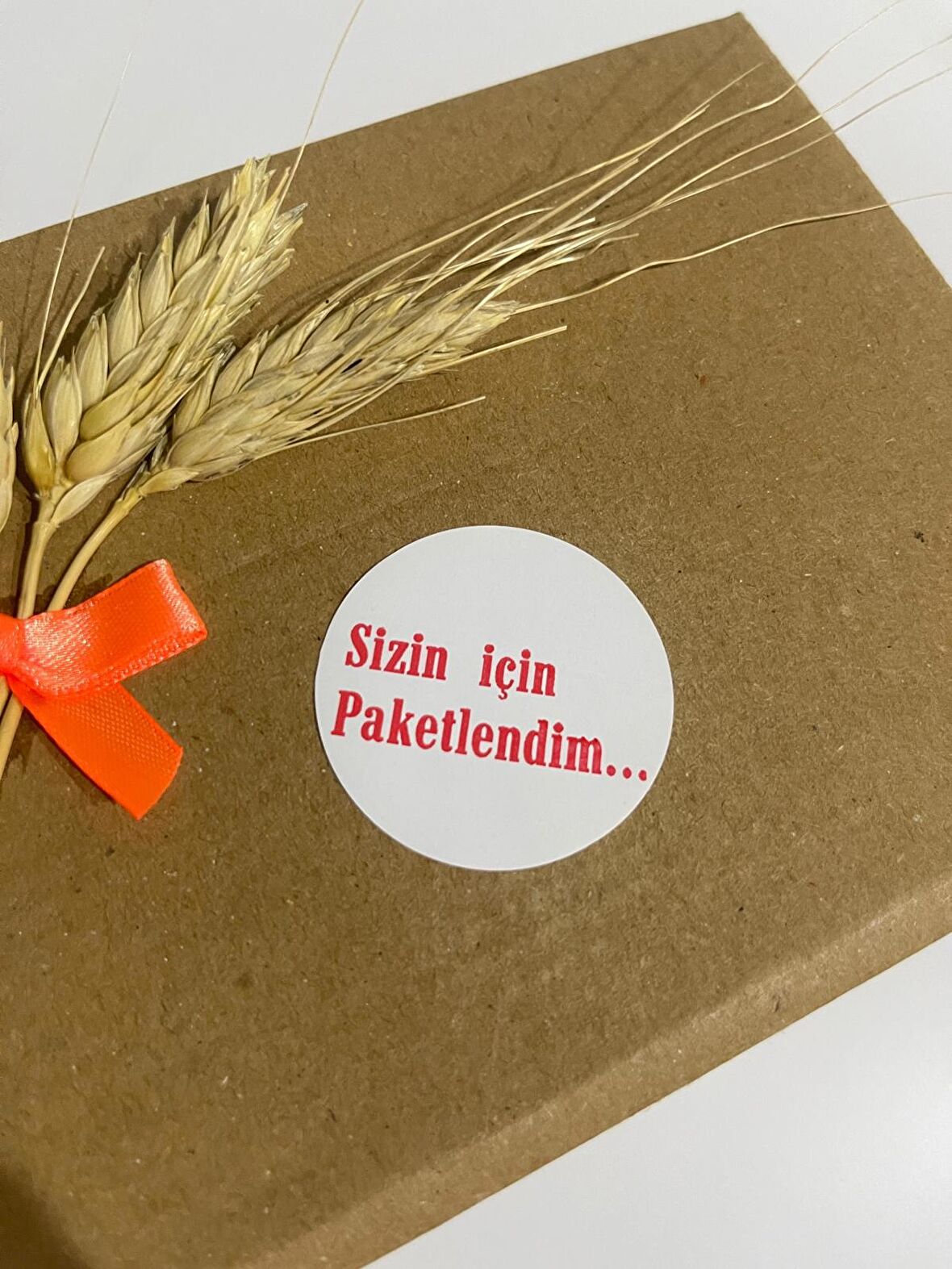 Sizin İçin Paketlendim Kırmızı Kalın Yazılı Yuvarlak Yapışkanlı Etiket 5x5 cm 100 adet