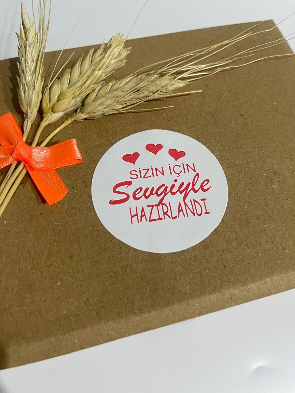 Sizin İçin Sevgiyle Hazırlandı Kalpli Kırmızı Yazılı Yuvarlak Yapışkanlı Etiket 5x5 cm 100 adet