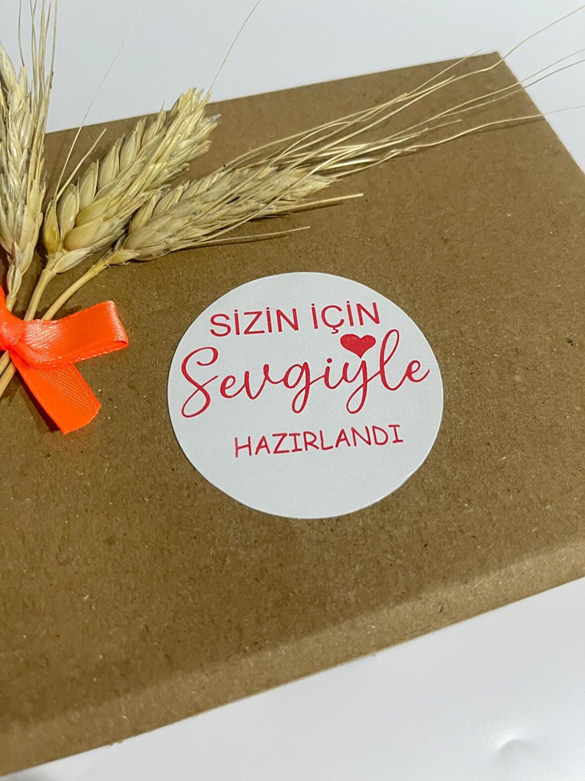 Sizin İçin Sevgiyle Hazırlandı  Kırmızı Yazılı Yuvarlak Yapışkanlı Etiket 3x3 cm 150 adet