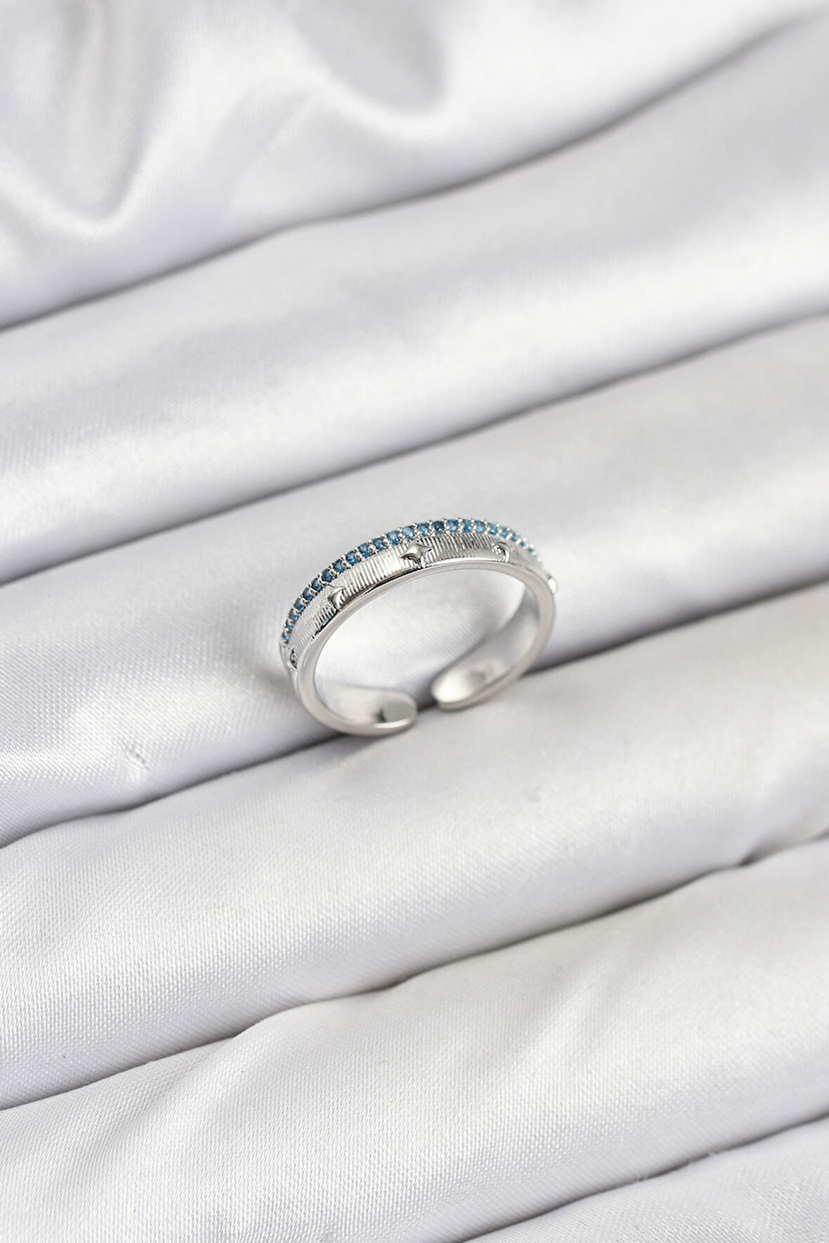 Pirinç Gümüş Renk Sıralı Zirkon Taşlı Kutup Yıldızı Model Kadın Yüzük