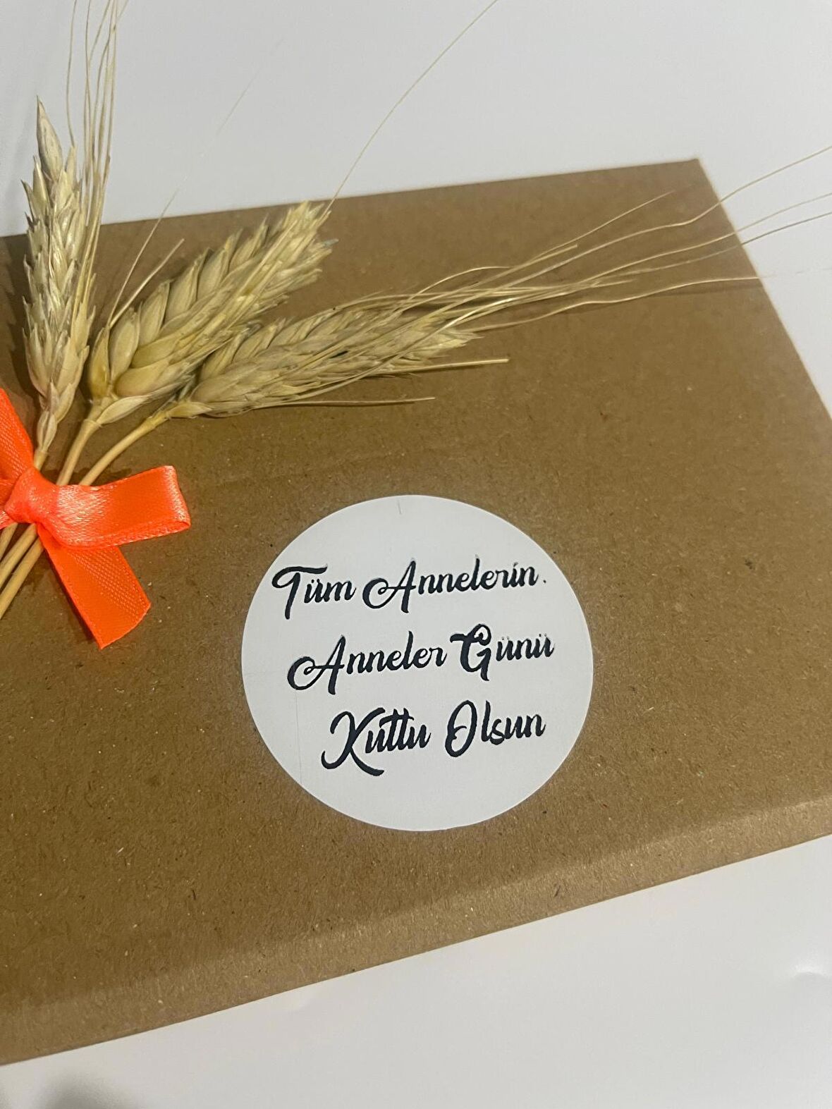 Anneler Günü Siyah Yazılı Yuvarlak Yapışkanlı Etiket 5x5 cm 100 adet