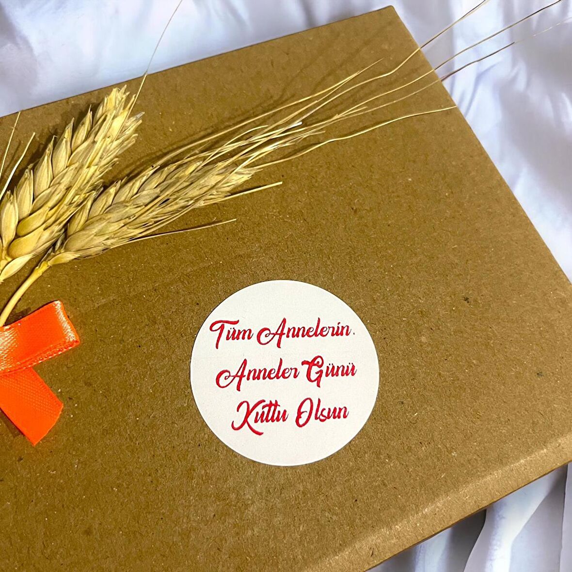 Anneler Günü Kırmızı Yazılı Yuvarlak Yapışkanlı Etiket 5x5 cm 100 adet