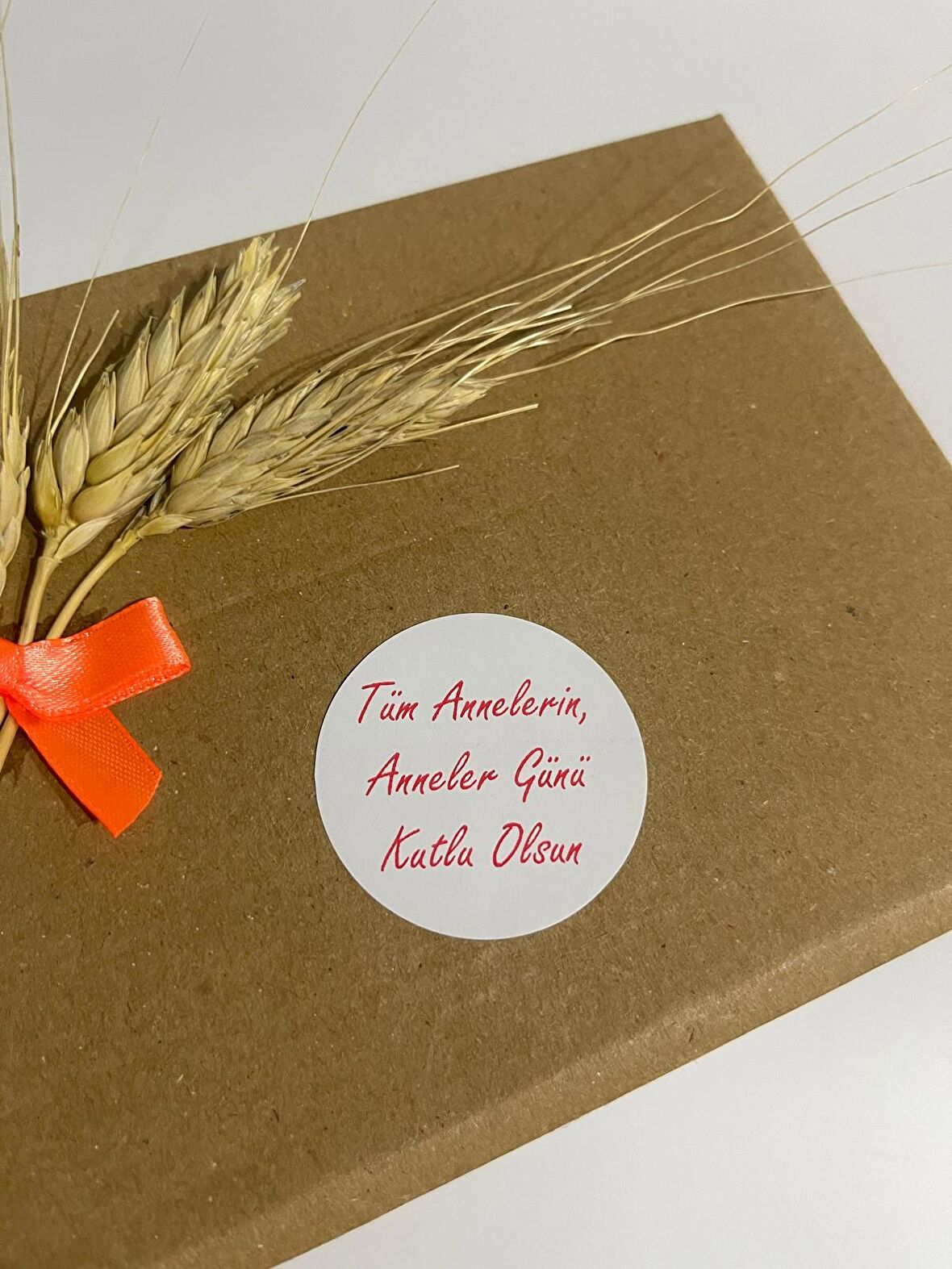 Anneler Günü Kırmızı El Yazılı Yuvarlak Yapışkanlı Etiket 5x5 cm 100 adet