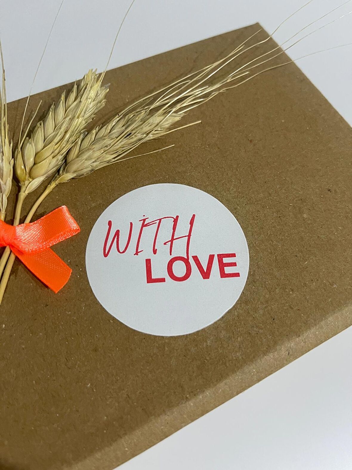 With Love Kırmızı Yazılı Beyaz Yuvarlak Yapışkanlı Etiket 3x3 cm 150 adet