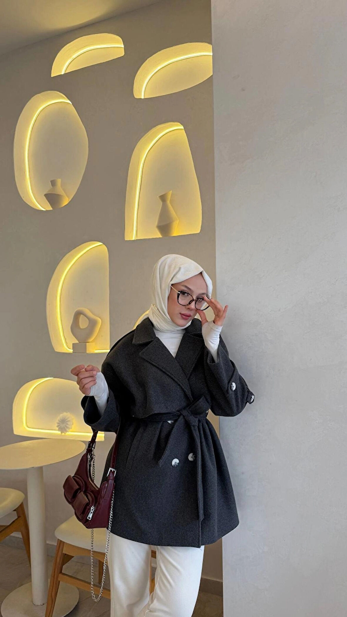 Kaşe kaban astarlı ve düğme detayı ile şık bir görüntü sağlıyor